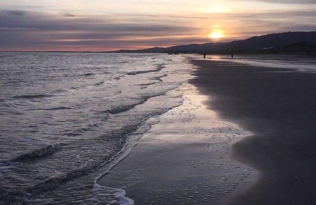 Cosy Cute Beach Cottage - 1 minute to the BEACH - Wi-Fi