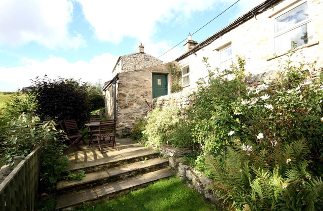Cosy, Dog Friendly Cottage w/Free WiFi, Woodburner, a good size garden and a short walk to two pubs