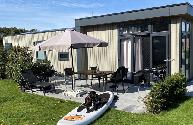 Cosy Enkhuizer beach chalet 257 - enjoy your vacation by the sea