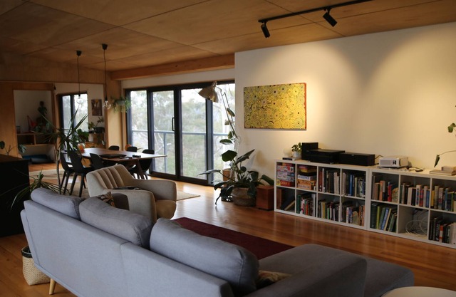 Cosy escape from the city in a modern, light filled house, tree views everywhere