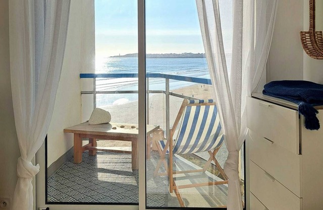 "Cosy Beach" Feet in the water, 2 bedrooms with balcony-terrace Sea & Wild Coast 🌊