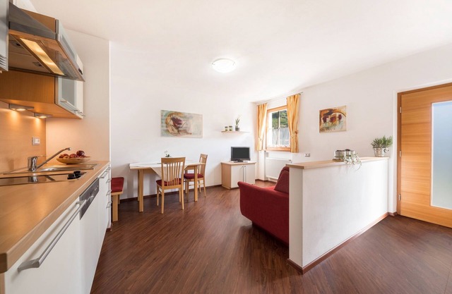 Cosy Holiday Apartment "Tischlerhof - Typ C" with Wi-Fi and Mountain View