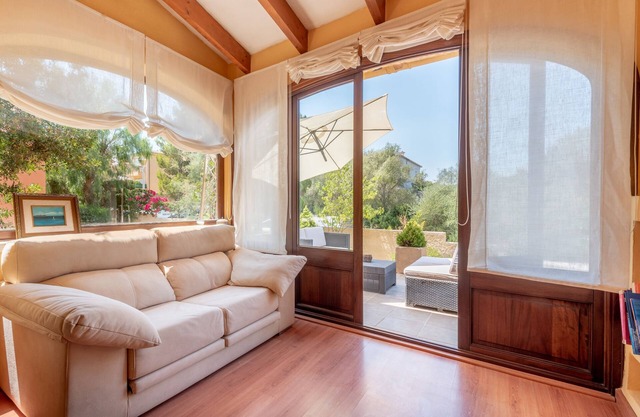 Cosy Holiday Home Close to the Beach with Terrace & Wi-Fi