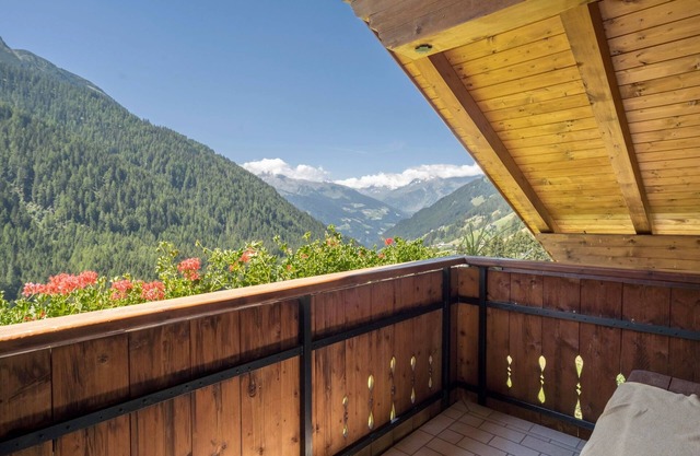 Cosy Holiday Apartment "Haus Hubertus - 6" with Mountain View & Wi-Fi