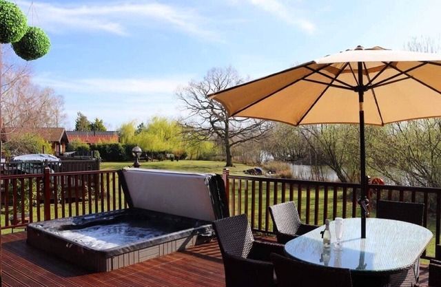 Cosy home from home Wooden lodge with large hottub overlooking a fishing lake