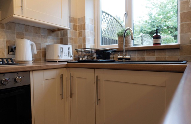 Cosy Home with parking, 10 minute walk to town centre