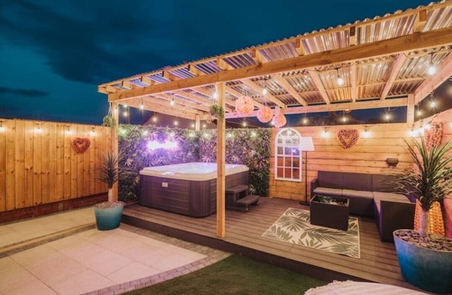 Cosy Hot Tub Getaway Bungalow