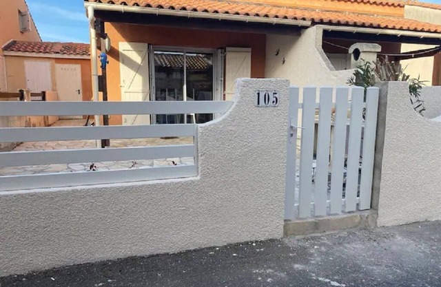 Cosy house 200 metres from the sea with outdoor area and private parking