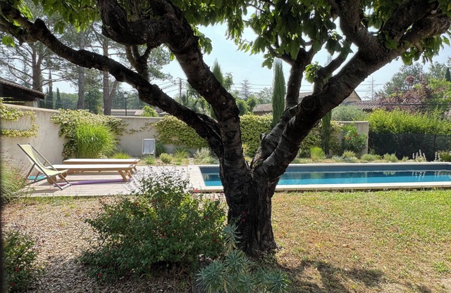 Cosy house with large swimming pool, 3 minutes from Lourmarin by car