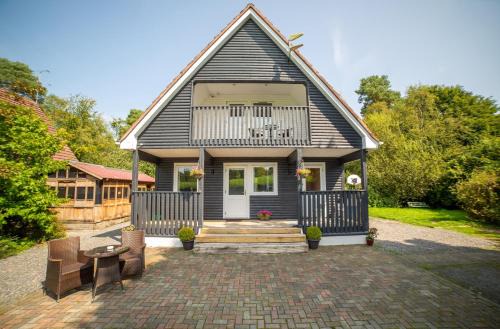 Cosy Lakeside Chalet With Option to add Private Hot Tub