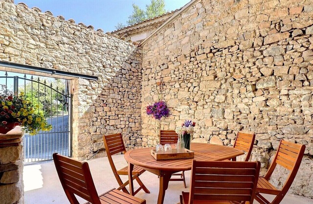 Cosy nature gite with courtyard, Southern Ardèche, sleeps 4 - Le Figuier