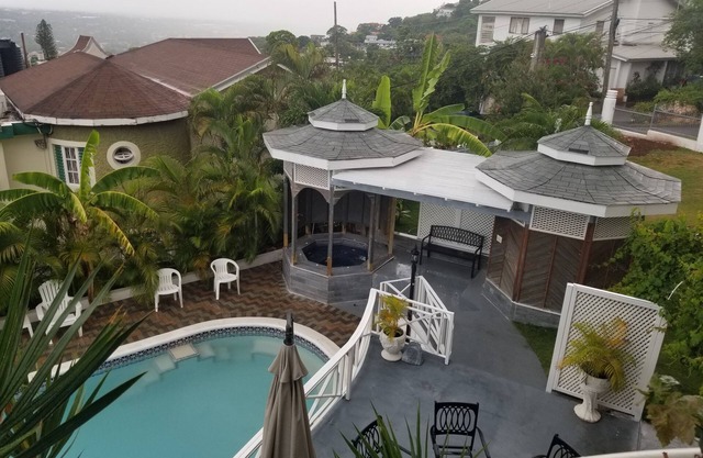 Cosy one bedroom with relaxing pool.