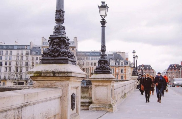 COSY PARISIAN HAVEN: 2-BEDROOM APARTMENT NEAR LOUVRE AND CHÂTELET LES HALLES