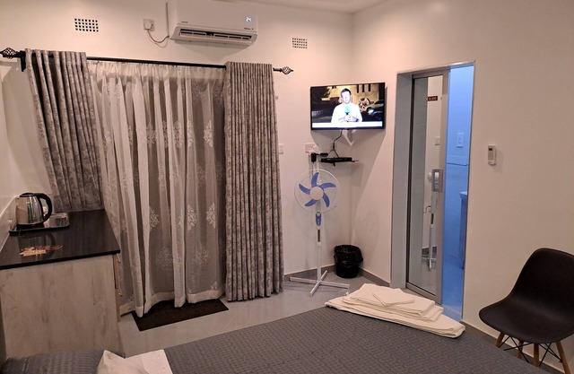 Cosy place, close to the highway on your way into VicFalls.you can't get lost!