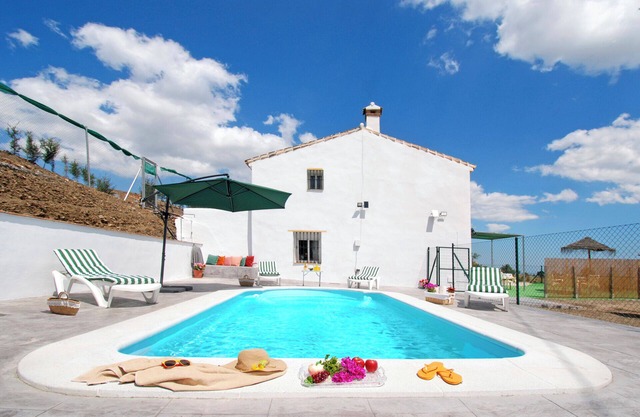 Cosy Poolside Escape for Four. Salt-filtered pool. Breathtaking views.