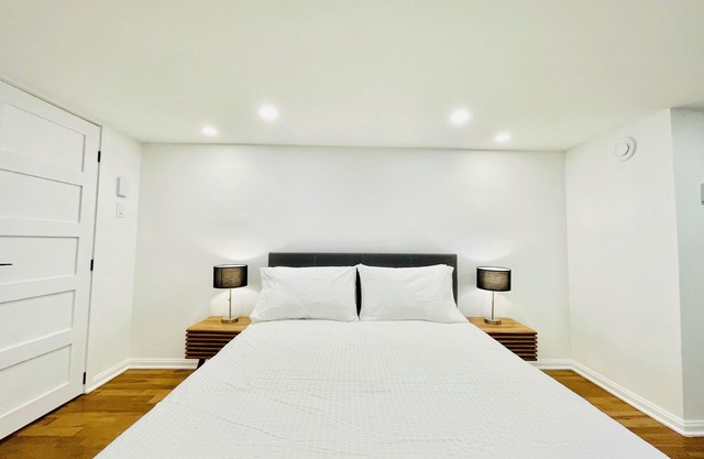 Cosy & Quiet near everything, 4BR + Heated Pool