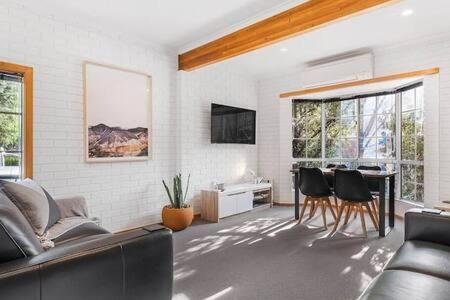 Cosy renovated 2 bed villa in superb location