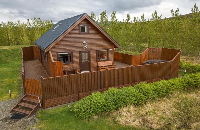 Cosy Retreat Home with Jacuzzi