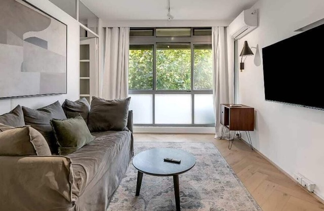 Cosy Retreat in Bondi Junction: 1BR Gem