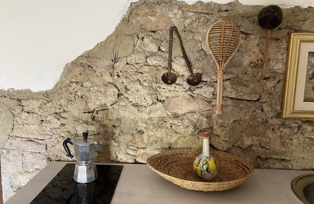 Cosy Romantic Sandstone Apartment on Prosecco Hills with spectacular views!