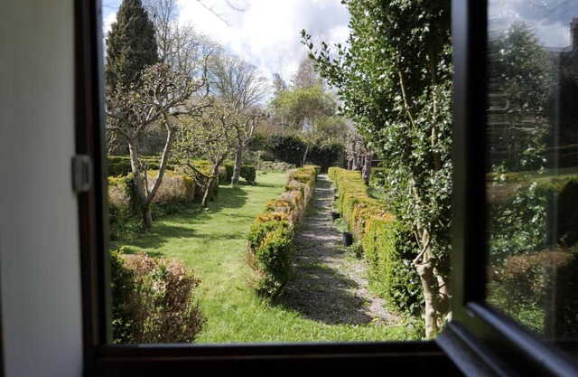 Cosy Secret Cottage in a Beautiful Walled Garden