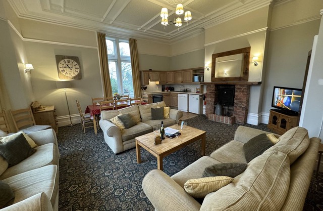 Cosy self catering apartment in large Victorian Residence