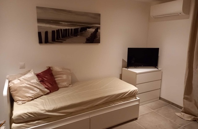 Cosy studio 2mn walk from the beaches small sea view