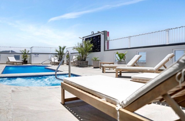 Cosy Studio in Central Cairns | Rooftop Pool, Balcony & Walk to Everything!
