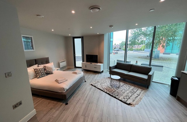 Cosy Studio with private entrance & Parking