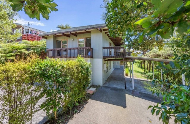 Cosy Stylish Glenfield Home: Bush Views, Serenity, and Modern Comfort