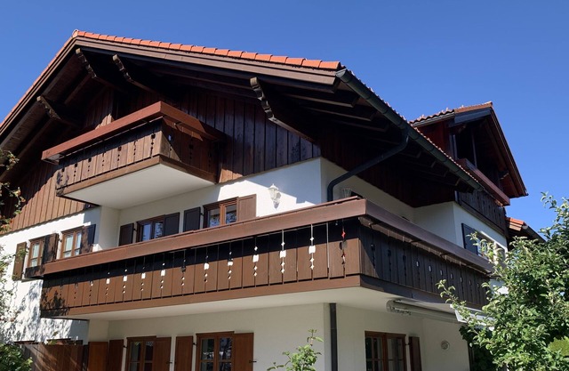 Cosy, tasteful, mountain views. ski, hiking trails, golf, restaurants nearby.