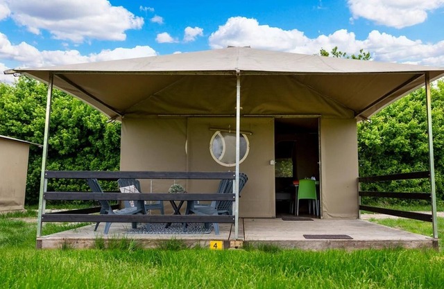 Cosy tent lodge in Genderen with garden