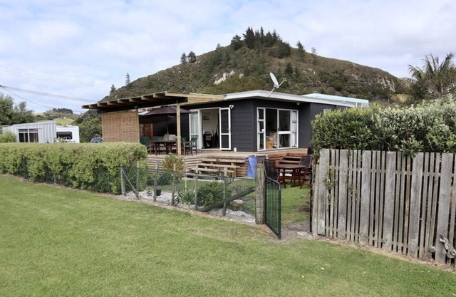 Cosy three-bedroom bach - 20-second walk from the beach - kayaks, mooring