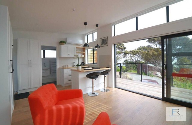 Cosy Tiny Home with Ocean Views