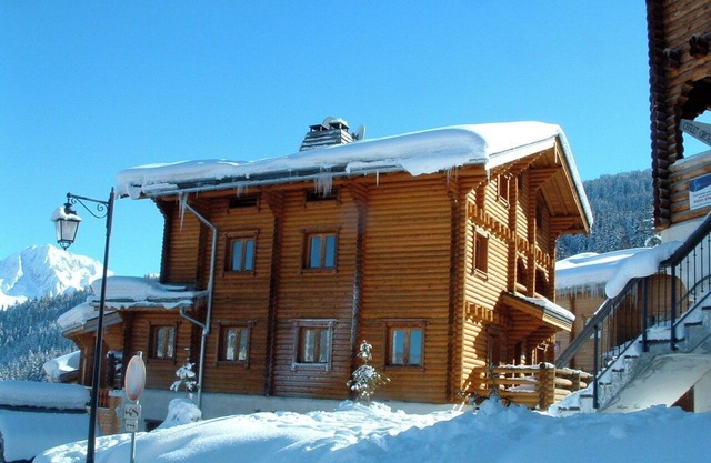 Cosy traditional self-catered 13 bedroom log cabin chalet in Courchevel La Tania