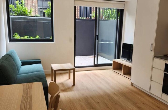 Cosy Unit Near Light Rail