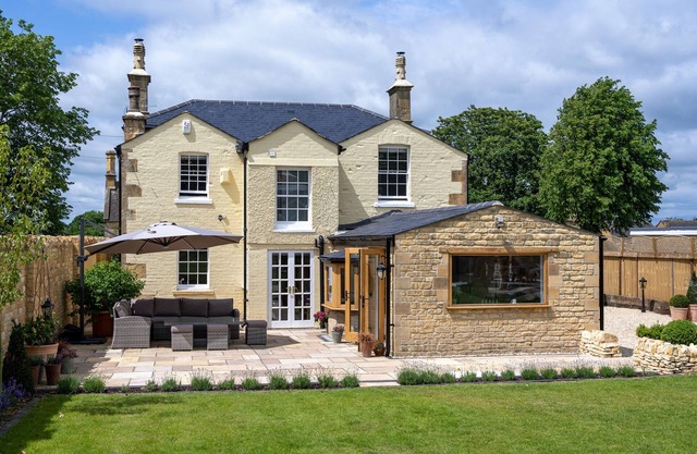 COTSALL HOUSE, pet friendly, with open fire in Broadway
