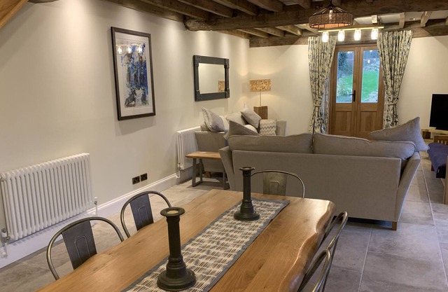 Cotswold converted stable with 2 bedrooms ensuite with spacious living area