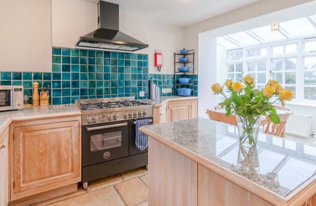 Cotswold Cottage - sleeps 6 guests in 3 bedrooms