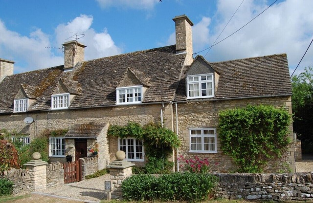 COTSWOLD COTTAGE IN A QUIET VILLAGE WITH LARGE GARDEN