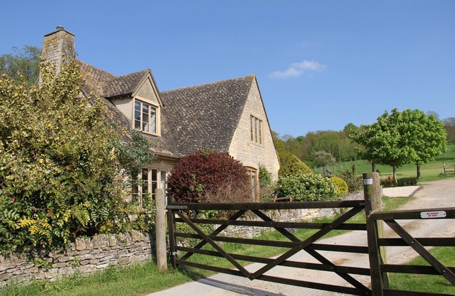Cotswold Cottage in historic village of Stanton with views over open fields
