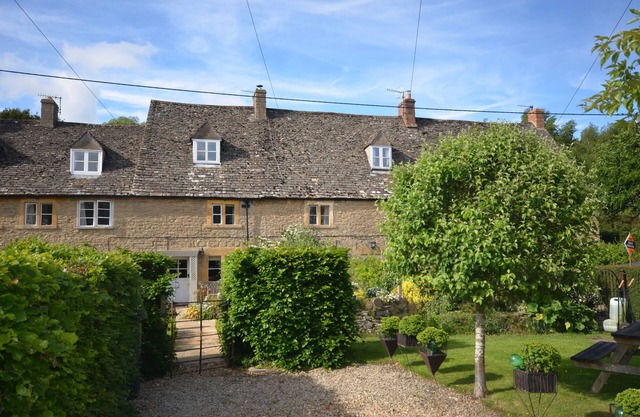 COTSWOLD HISTORIC COTTAGE, WITH LARGE GARDEN