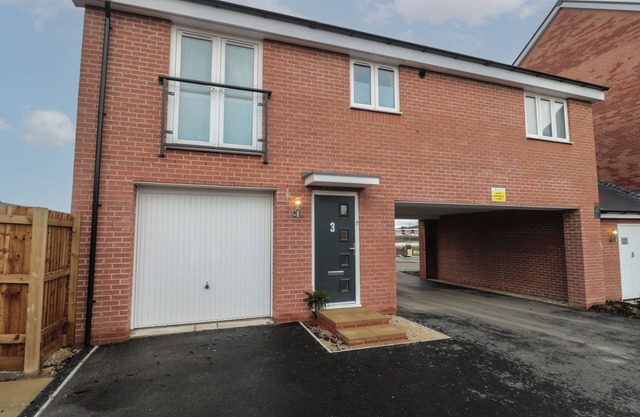 COTSWOLD OUTLET COACH HOUSE, pet friendly in Tewkesbury