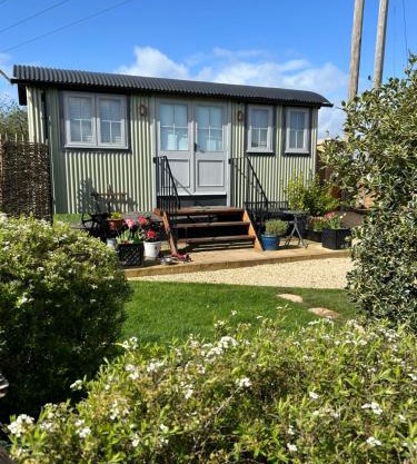 Cotswold Shepherd hut Hot Tub sauna Dog friendly