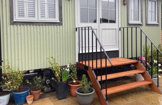 Cotswold Shepherdhut Retreat . Hot Tub , Sauna. Pet friendly