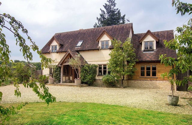Cotswolds luxury family friendly oak framed cottage with fab interior style
