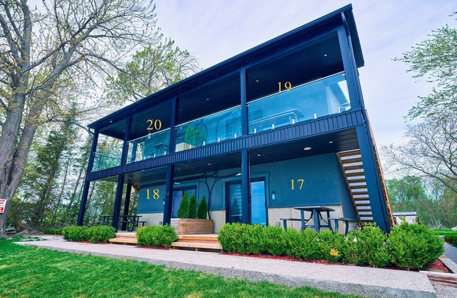 Cottage 17: Lower-Level Beachfront Unit in 4-Plex