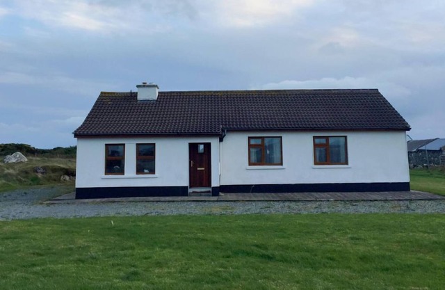 Cottage 188 - Ballyconneely - sleeps 6 guests in 3 bedrooms