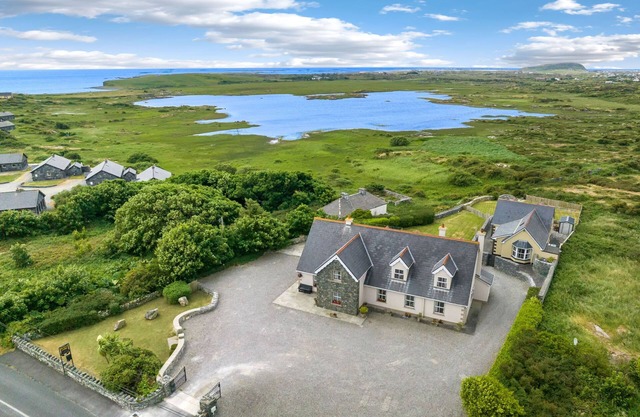 Cottage 206 - Ballyconneely - sleeps 18 guests in 8 bedrooms