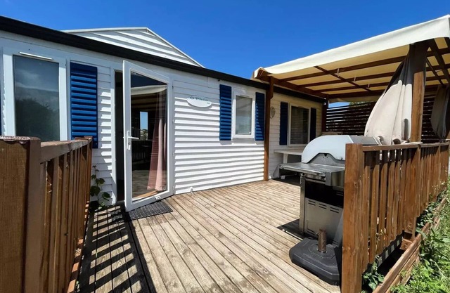 COTTAGE 3 BEDROOMS - with air conditioning sleeps 6